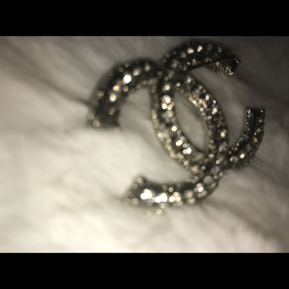 AUTHENTIC CLASSIC CHANEL BROOCH EXCLUSIVE - Picture 3 of 9